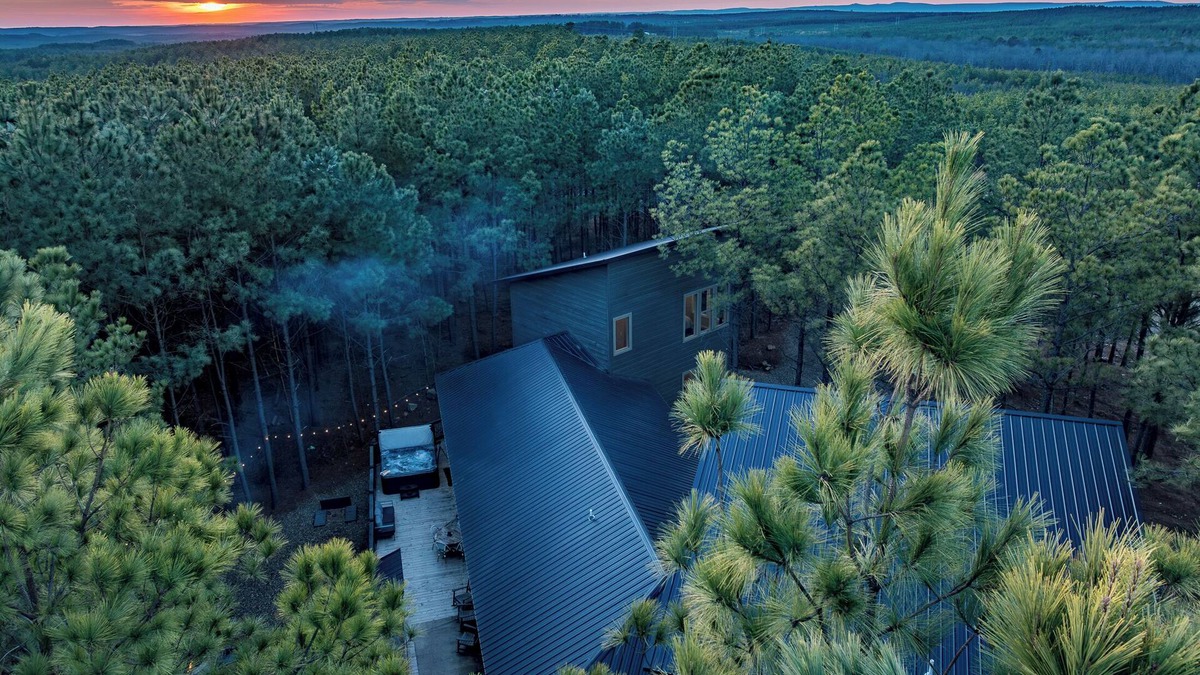 Sleeps 23 • Putt Putt • Hot Tub • Mins From Lake!