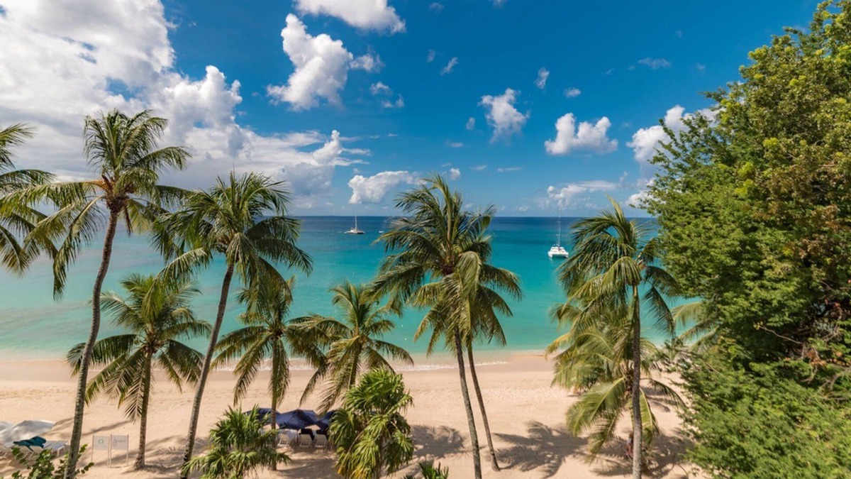 Smugglers Cove 6 (3 bed): Beachfront condo