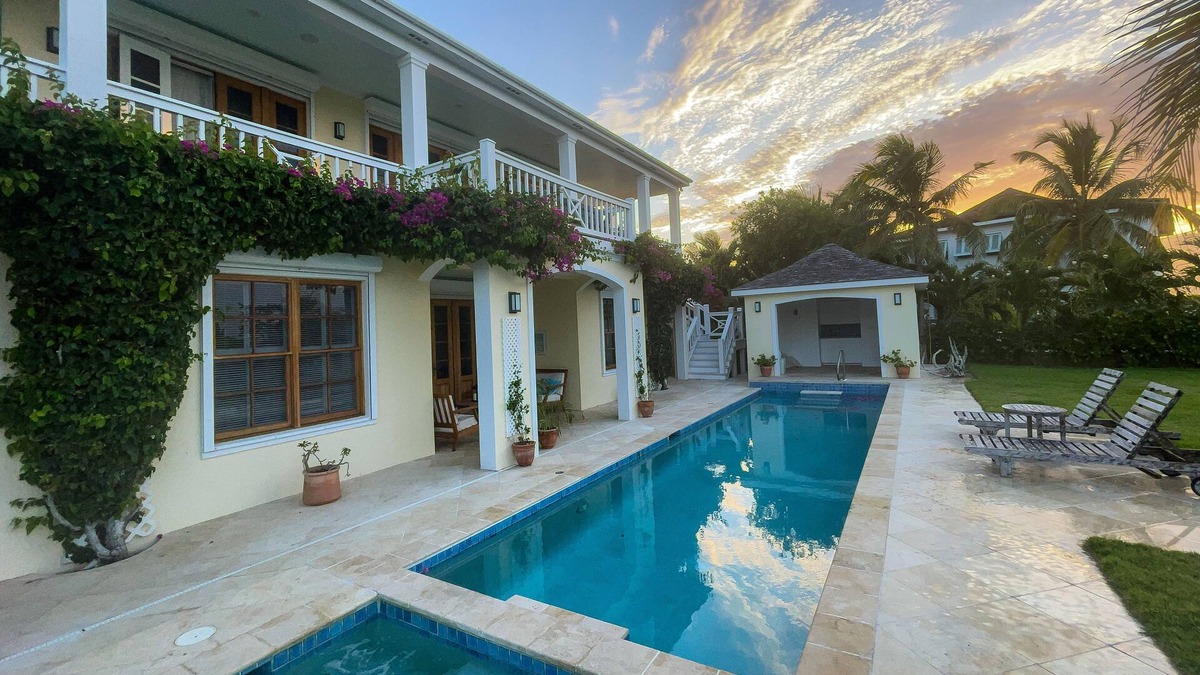 Solaqua luxury hillside villa with 360 views, pool/spa and pink sands beach