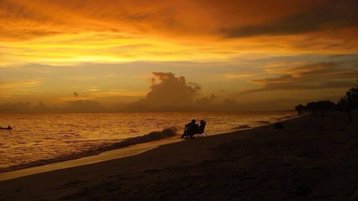 SOMEWHERE ON A BEACH! BEAUTIFUL UPGRADED VACATION GETAWAY!