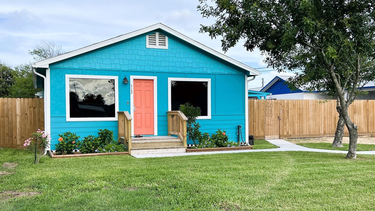 Spacious 2/2 coastal cottage just minutes from Rockport beach, dogs welcome.