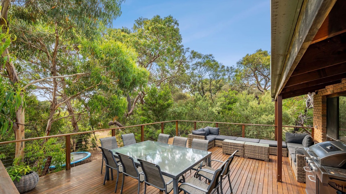 Spacious family house - pool table and more!Close to the beach and shops.