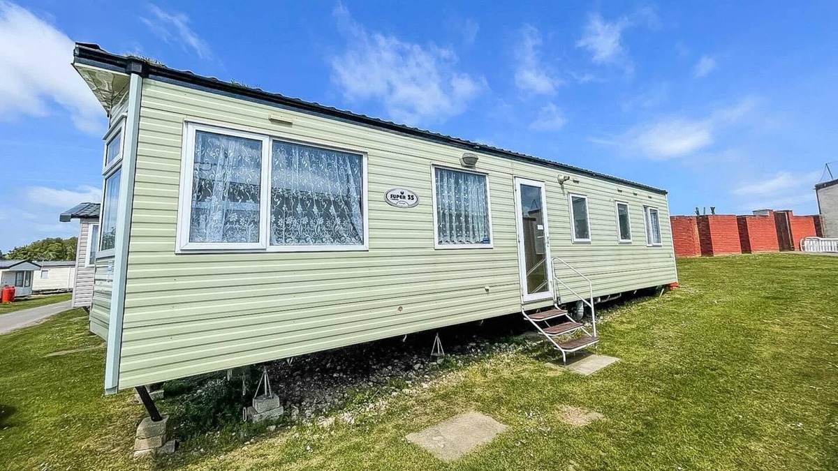 Spacious caravan by the beach at Kessingland Park in Suffolk ref 90046SG