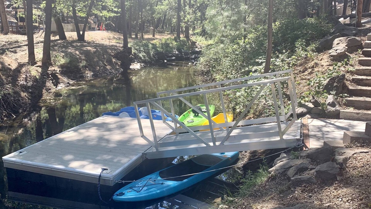 Spacious home with seasonal lake access. Pet friendly!