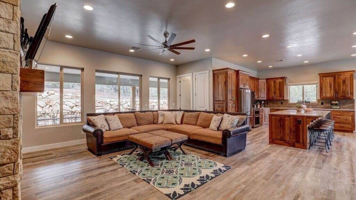 Spacious, Private Hot Tub, 6 bedrooms 5 Ensuite Bathrooms. 7th night FREE! 