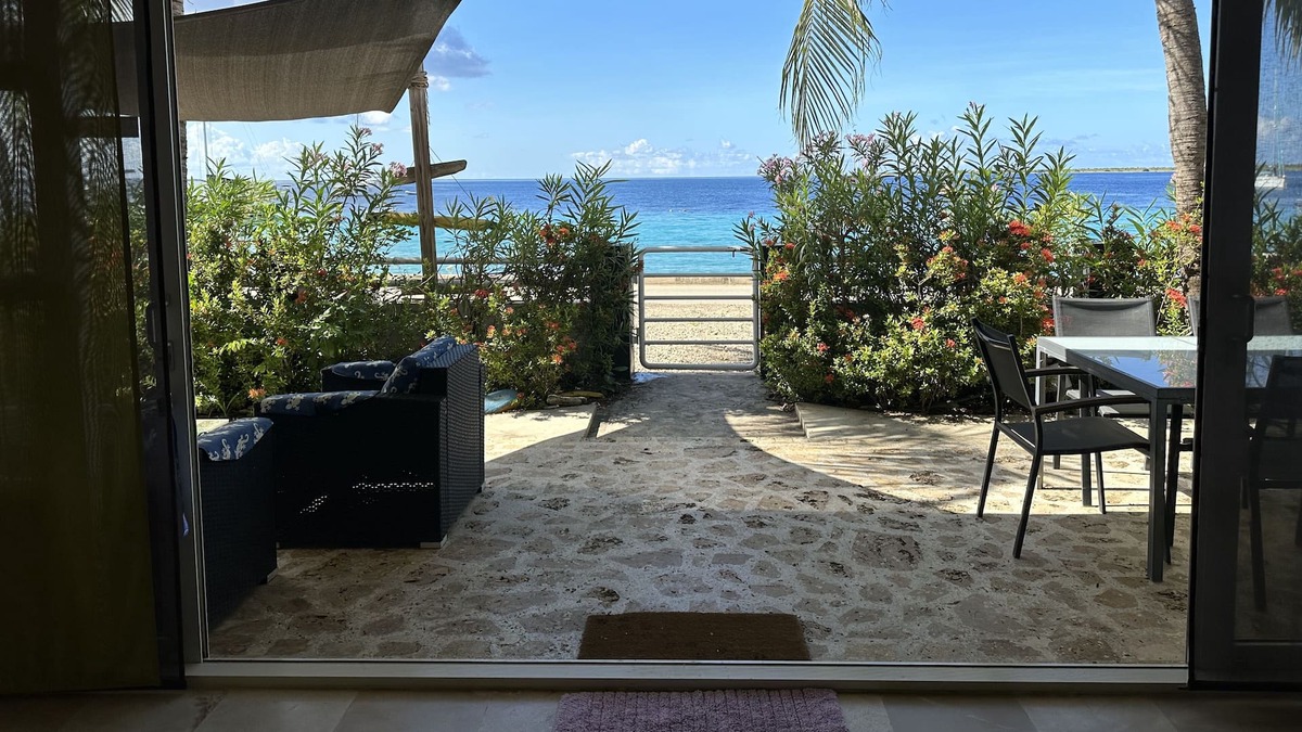 Spectacular ocean front villa directely on Playa Lechi ! 8 min walk to town.