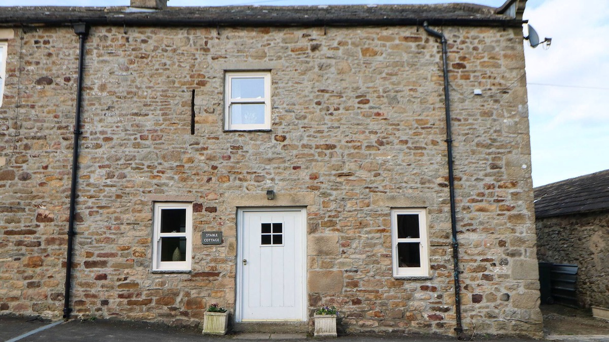 STABLE COTTAGE, pet friendly, with hot tub in Barnard Castle