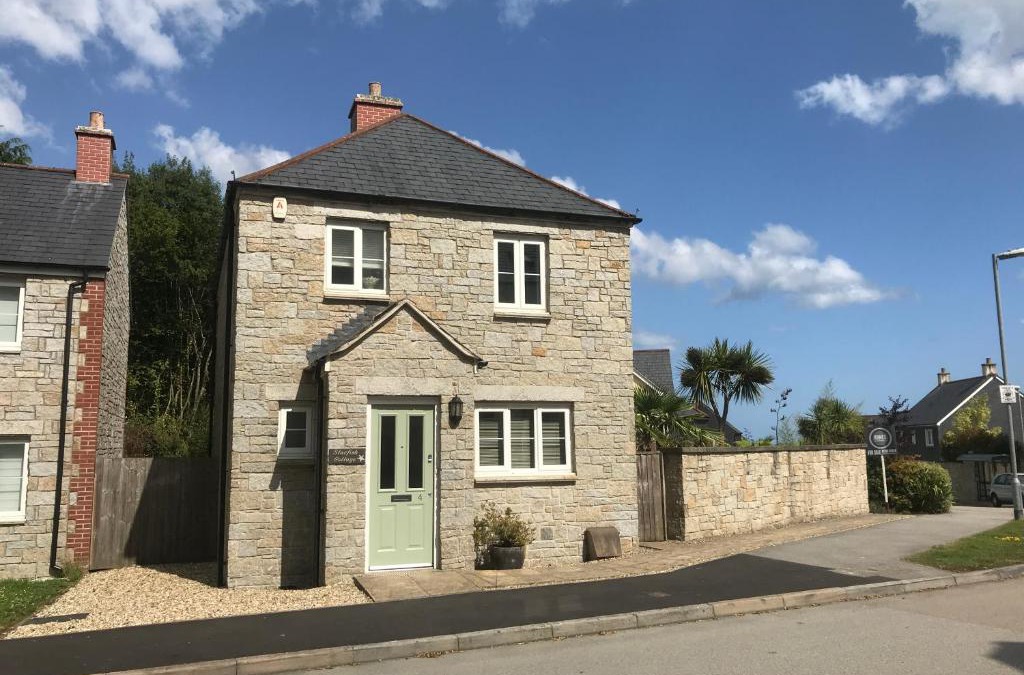 Starfish Cottage- private beach access- dog friendly