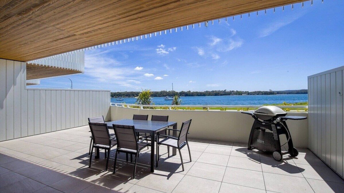 Stunning 3-Bed Unit with Bayside Views