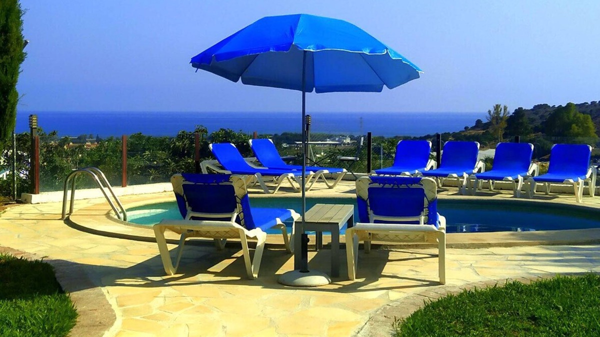Stylish Cortijo + apartment with garden and pool, on foot in the village and on the beach