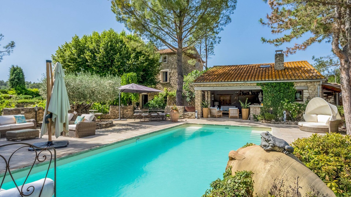 Superb Provençal Mas with air conditioning, heated pool and spa