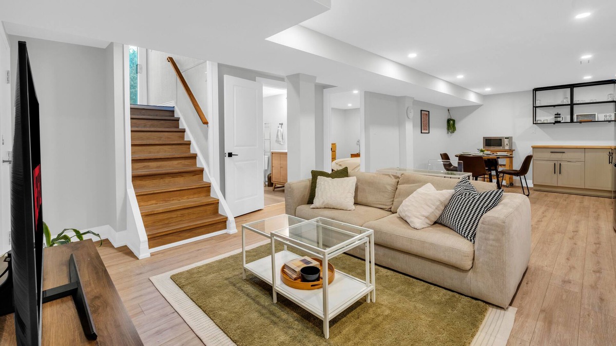 The Ancaster Suite - Chic & Earthy 2 Bdrm Suite