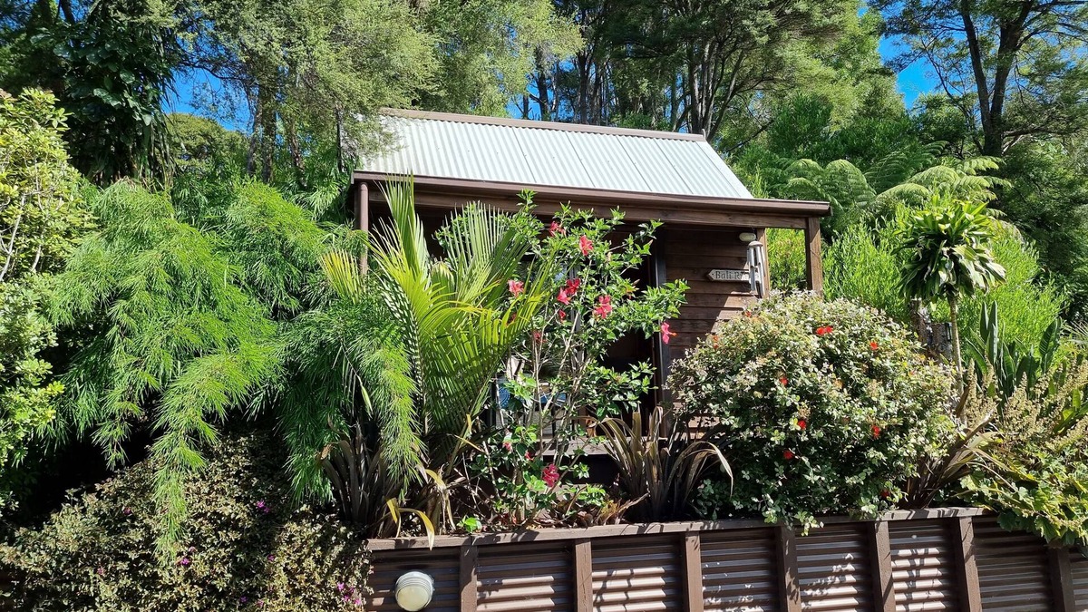 The Bali Room-Part of Coromandel Eco Sanctuary. Pet Friendly/Wi-Fi/Chimenea Fire