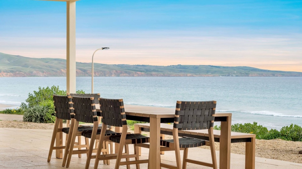 The Bay Beach House - with the ultimate view and privacy