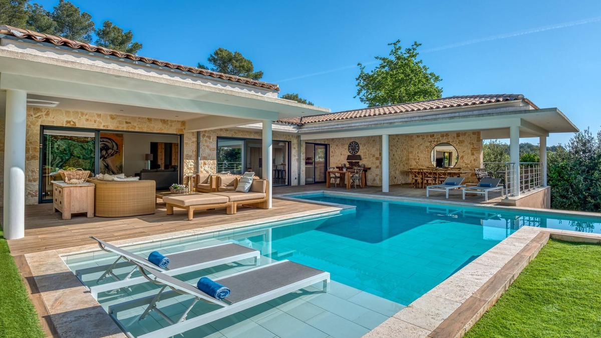 The honey villa near the village of Valbonne