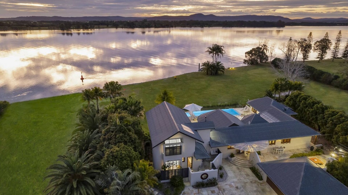 The Palms Yamba - Private luxurious riverfront estate!
