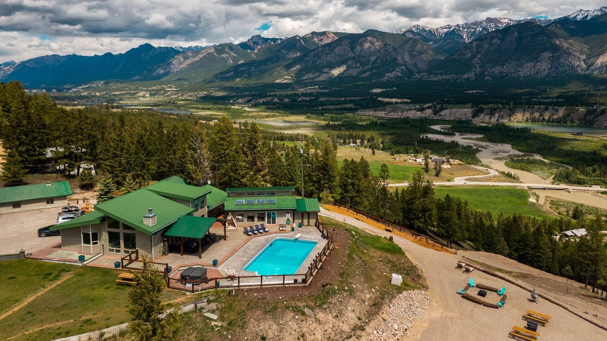 The Reimagine Ranch - Spectacular Mountain Acreage w/ pool.