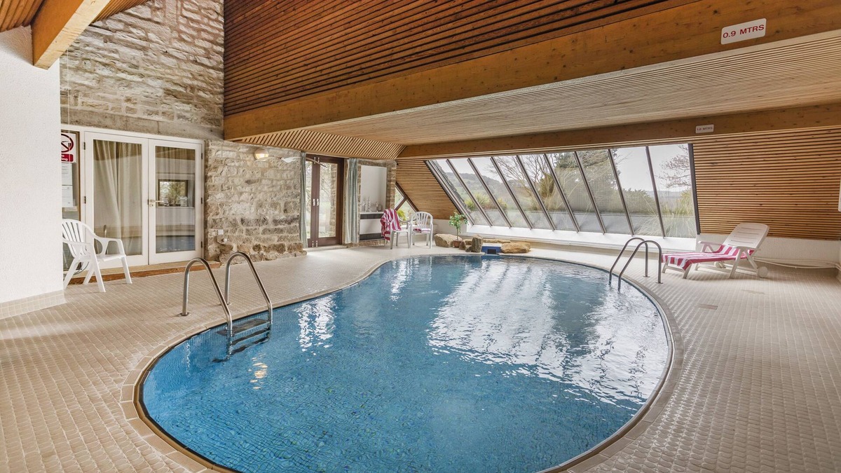 The Round House - family house with all year indoor pool in 9 acres of gardens