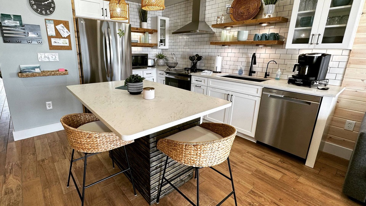 "The Salty Shack” by 𝗙𝗶𝘃𝗲 𝗦𝗮𝗹𝘁𝘆 𝗦𝗼𝘂𝗹𝘀 Fully renovated 1st flr beachfront condo🐬