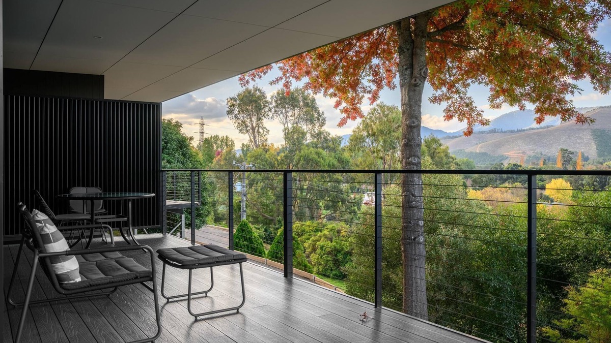 The View Bright - Apartment 2 - The View Bright has a fabulous outlook and location, being one of the few places in the Bright township with uninterrupted views of the Upper Ovens Valley and Mount Bogong.