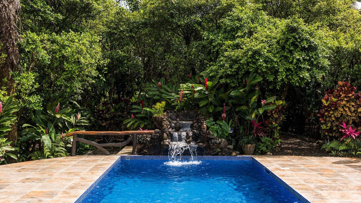 The Villa Hermosa 1+ Acres: Swimming Pool/Game Room/Tropical Gardens