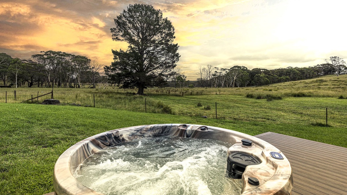The Villa @ The Vale Penrose - Country chic private Villa with outdoor Spa