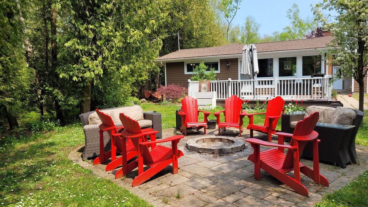 There's no place like the cottage! Beautiful cozy cottage, minutes from beach
