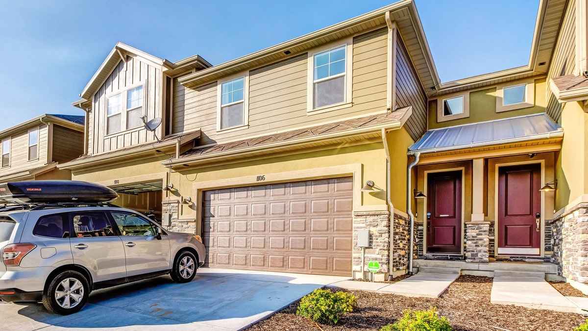 Three-level mountain townhouse with W/D & central AC - dogs OK