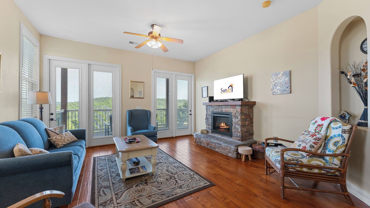 Thrilling Lake Views and Fresh Ozarks Air! Come Find Peace in the Mountains!
