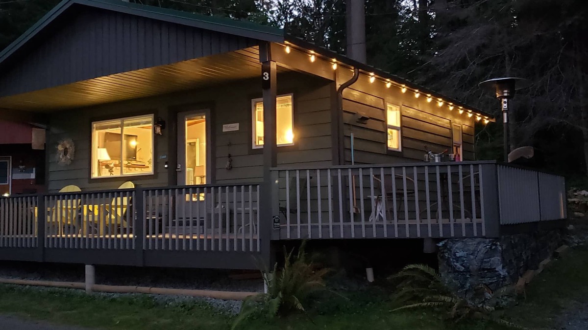 Tranquil Cottage in Bowser. Beautiful ocean views.