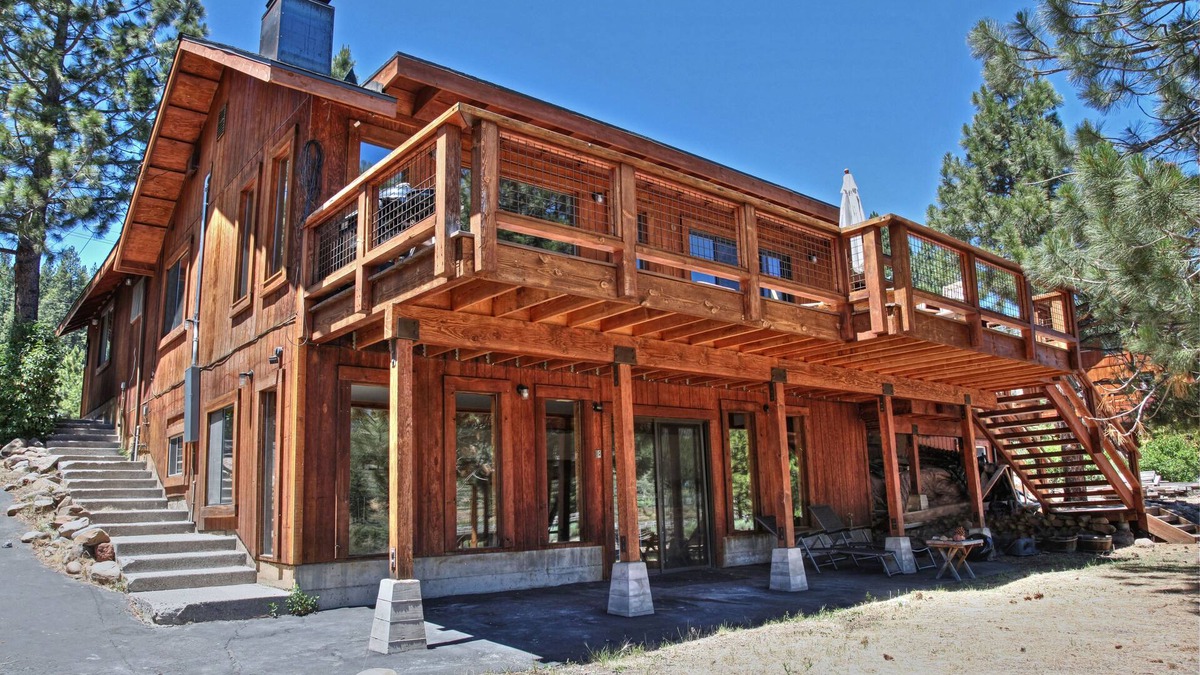 Truckee River House - Beautiful Views, Riverfront Retreat, Flyfishing, Skiing