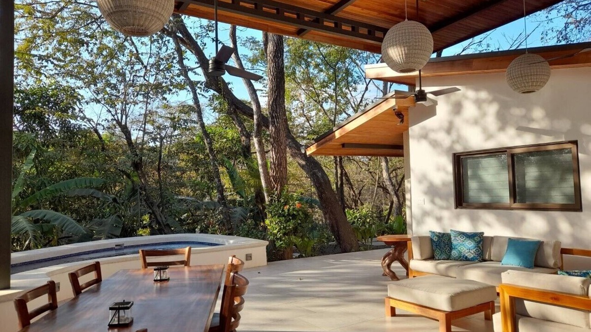 TUANIS: Modern 2 Bdrm Home in North Guiones, Walk to shops, dining & Beach