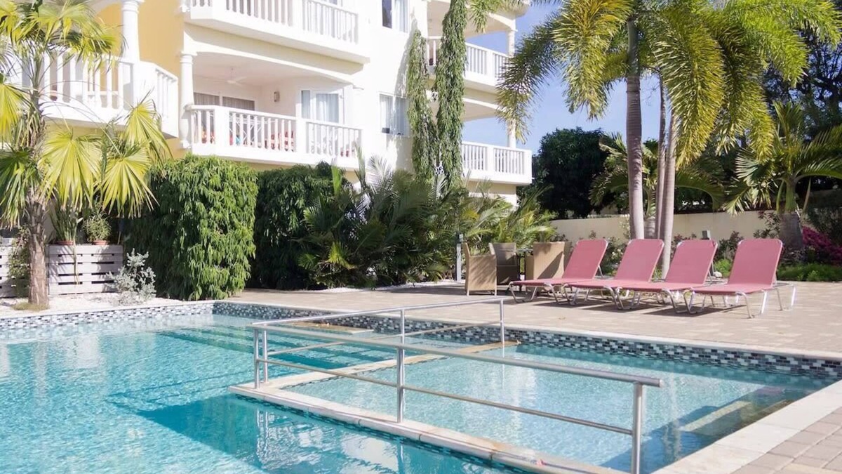 Two bedroom apartment walking distance from Blue Bay Beach