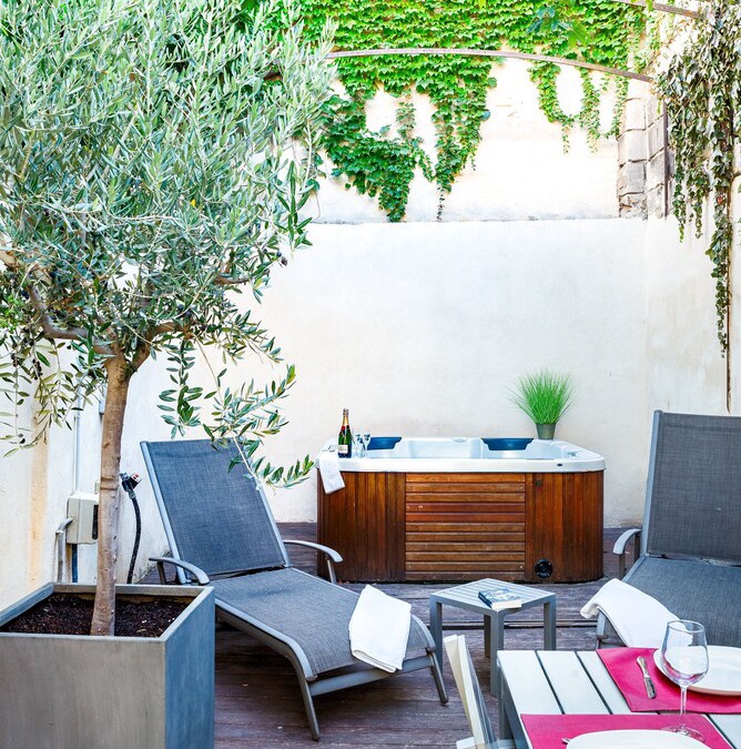 UNIQUE IN THE CITY CENTER: WARM TOWNHOUSE WITH PRIVATE PATIO AND JACUZZI