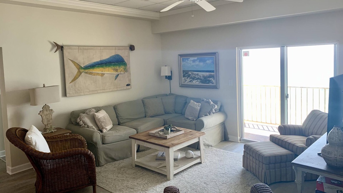 UPSCALE 3 BR unit with OCEANFRONT views from each room- sleeps 9 comfortably
