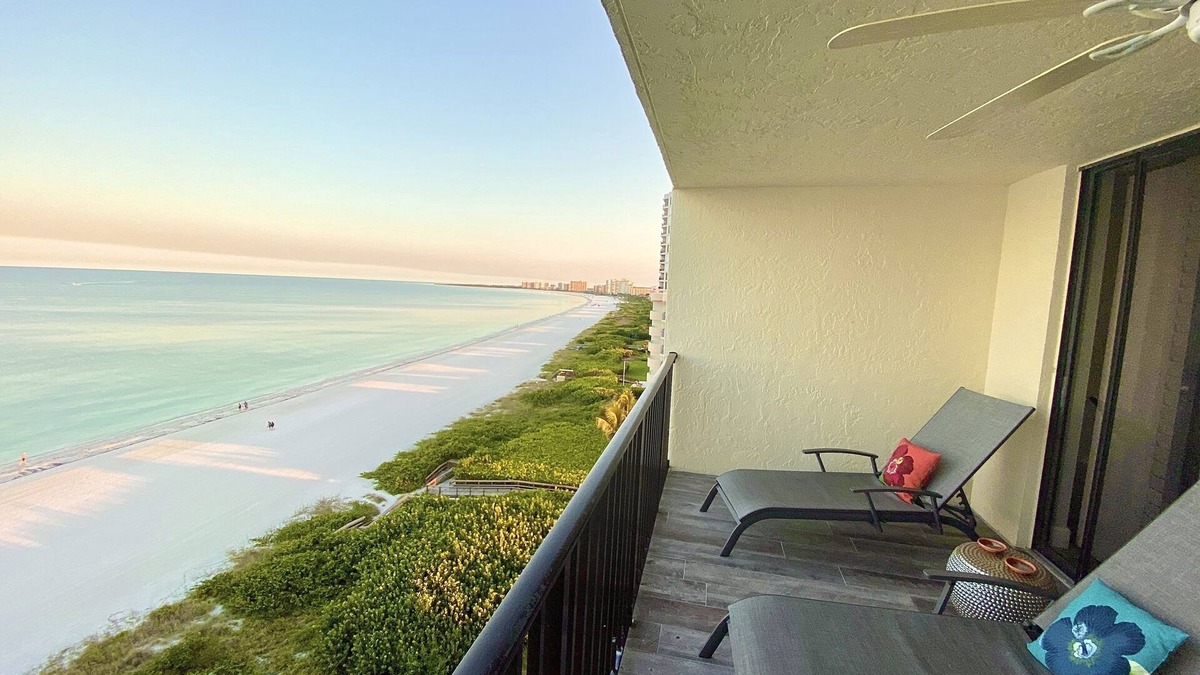🐠 Upscale remodeled Sea Winds 2+2 Beachfront Condo 180° ocean view Weekly Rental