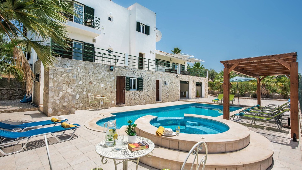 Villa with Heated Pool, Tennis Court, Jacuzzi, Games Room, WIFI and AC