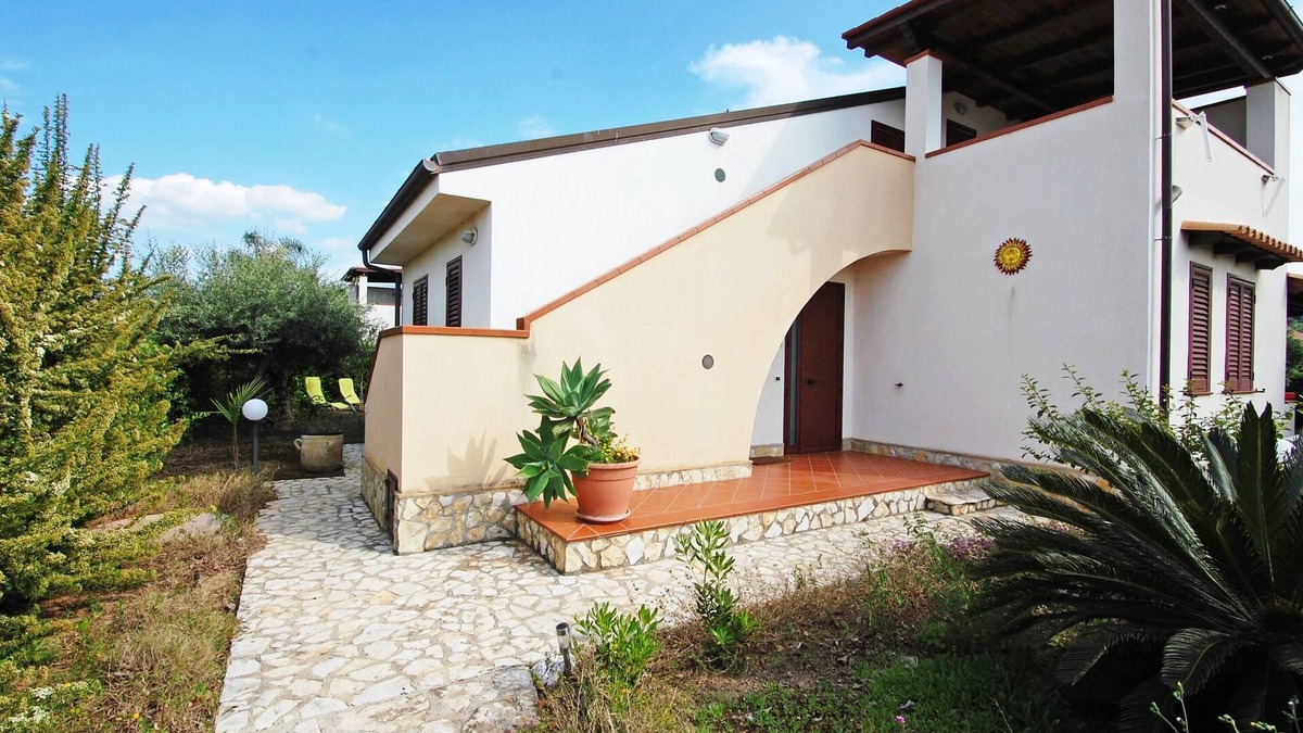 VILLECEFALU. Veranda, Terrace, 3 Bedrooms, 3 Bathrooms.