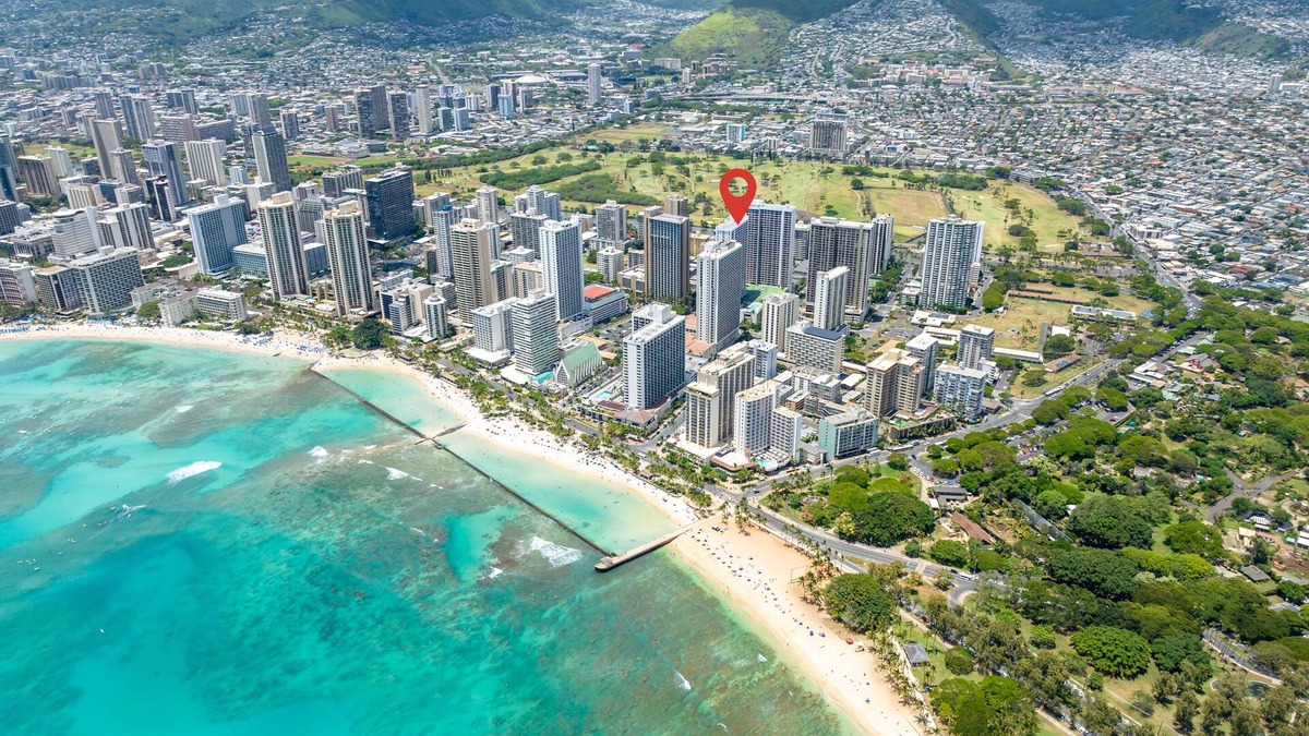 Waikiki Banyan w/Ocean Views - Free Parking - Block from Beach