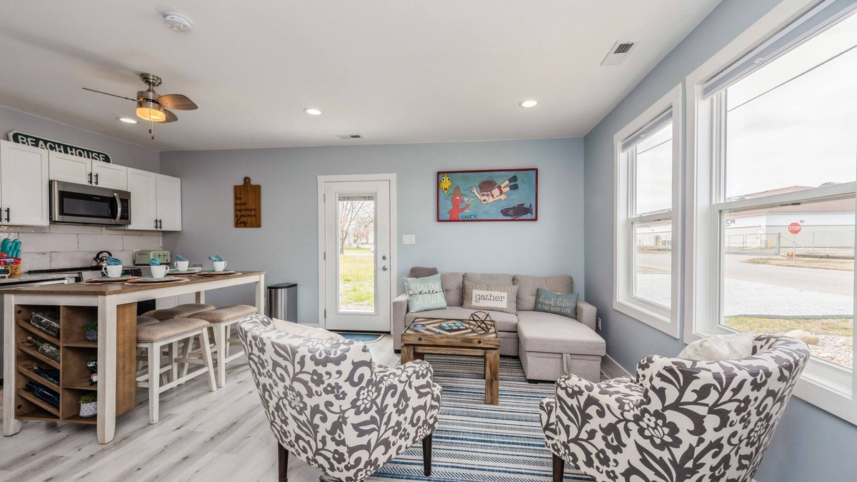 Walkable cozy cottage, Outlet Mall across street!