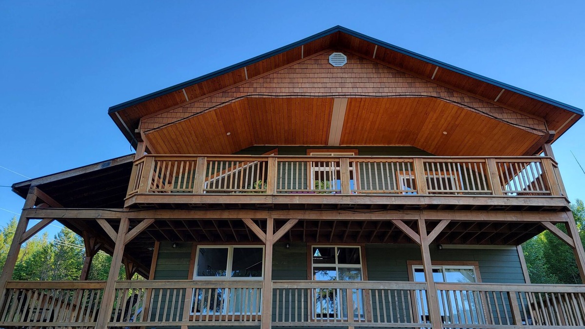 Walking distance to Christina Lake, Family friendly for up to 12 people.