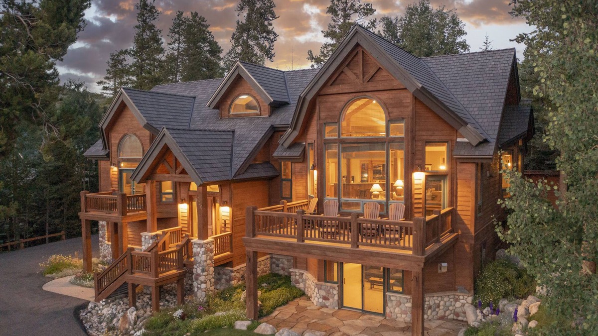 Walking distance to downtown Breck, stunning views, hot tub, foosball, arcade!