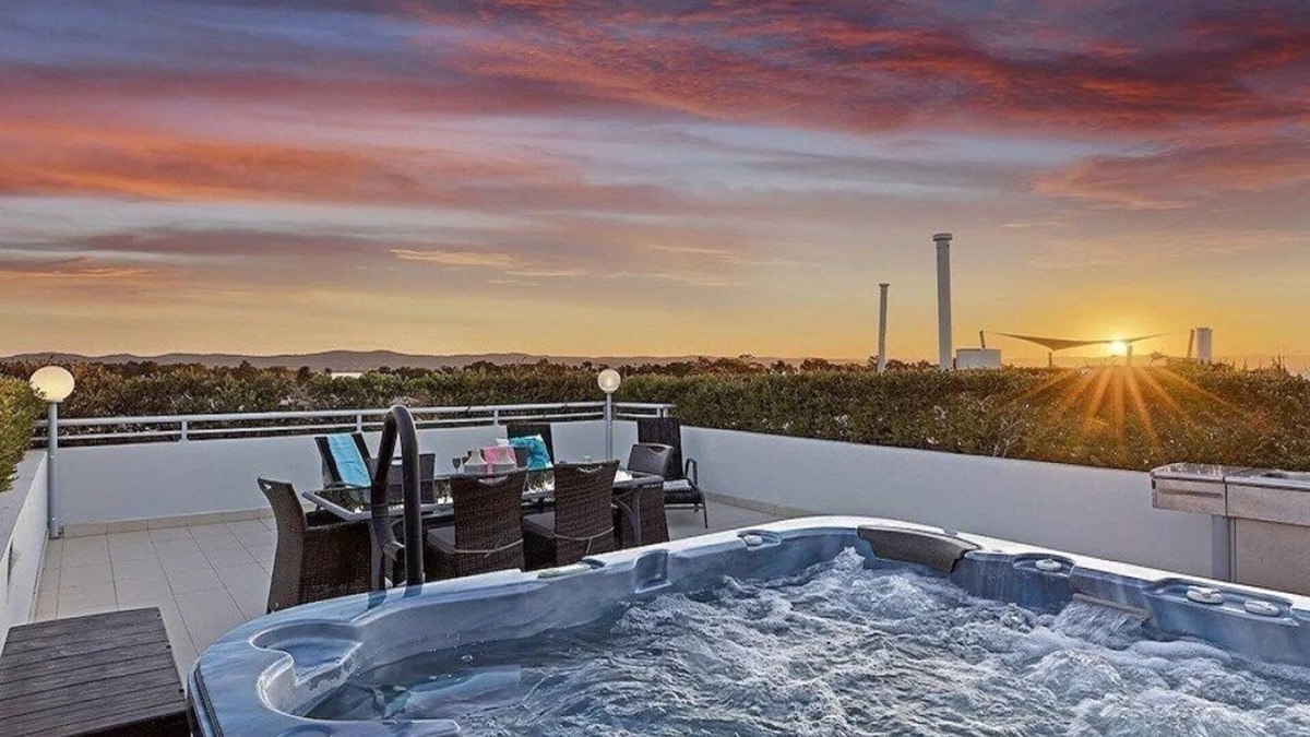 Waterfront Penthouse with heated jacuzzi and private rooftop terrace