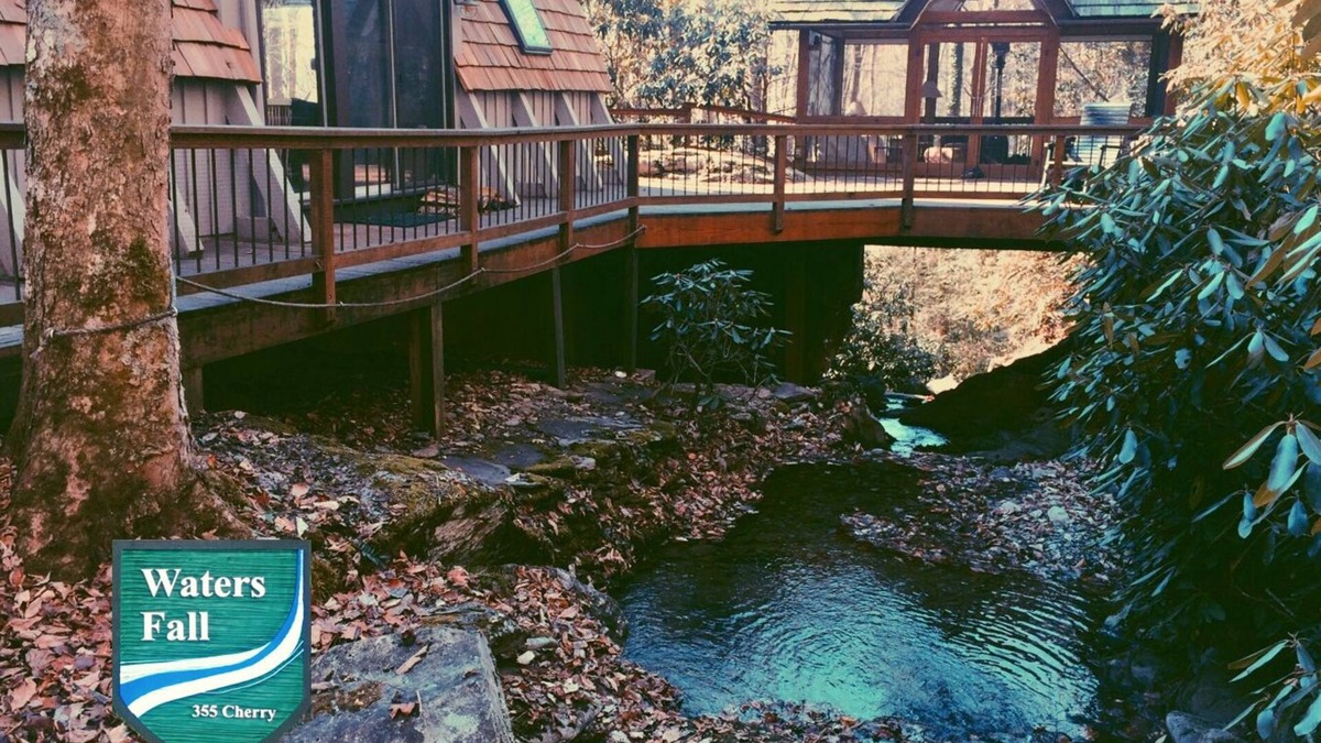 Waters Fall - private, stunning setting in gated Hound Ears. Close to BR & Boone