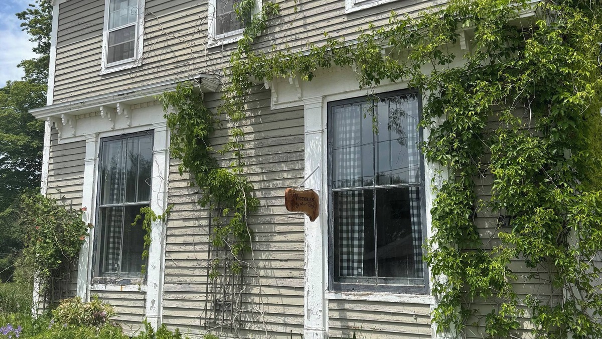 Welcome to Victorian by the baynBuilt in 1830 the oldest home in the village