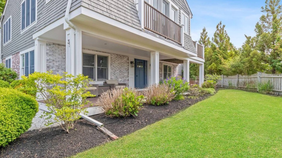 West End 2 Bed 2 Bath, private deck, patio and parking