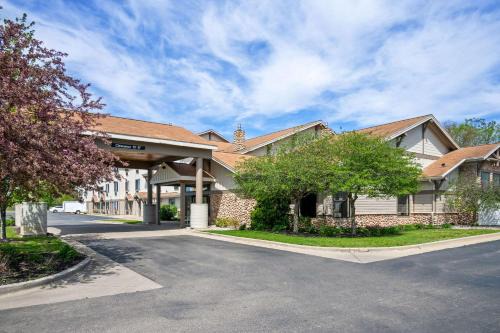 White Pine Inn & Suites