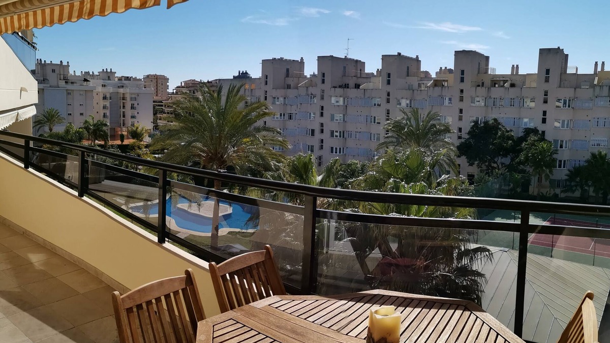 Wide apartment close to the beach, FREE WIFI, wide gardens close to golf