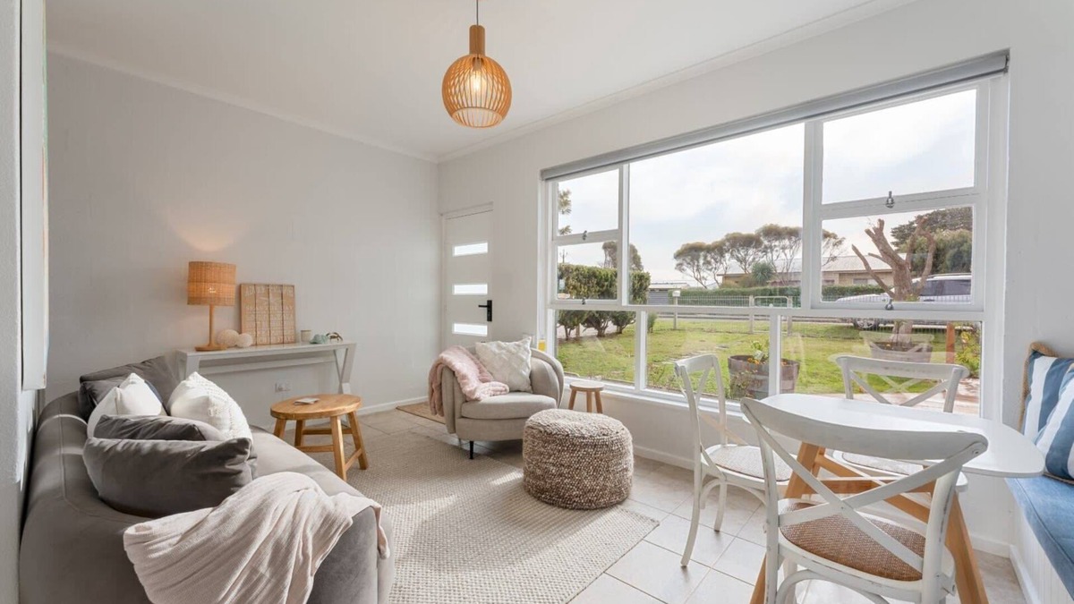Wild Rose Cottage, WIFI, 100M to the water