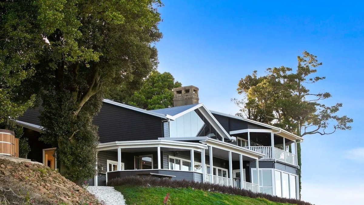 Wildefell and Cottage - Entire Rustic Country Farmhouse